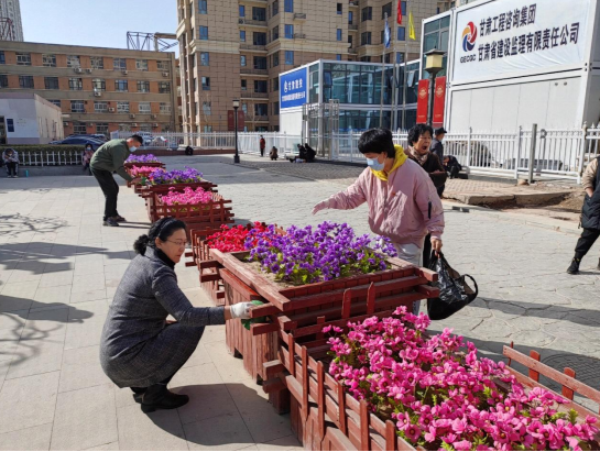 兰大二院后勤保障处环卫科联合机关第二党总支第五党支部开展“学习雷锋，助人为乐，植树造林，绿化医院”主题党日活动